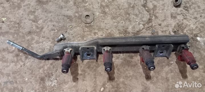 Топливная рампа в сборе с форсунками Almera N16