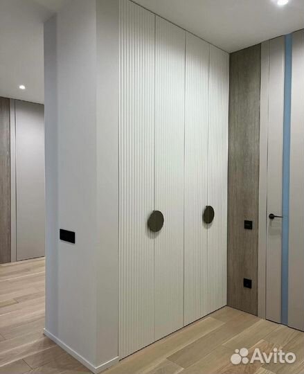 Шкаф распашной выставочный образец