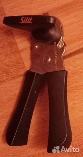 Прибор для вскрытия банок консервов