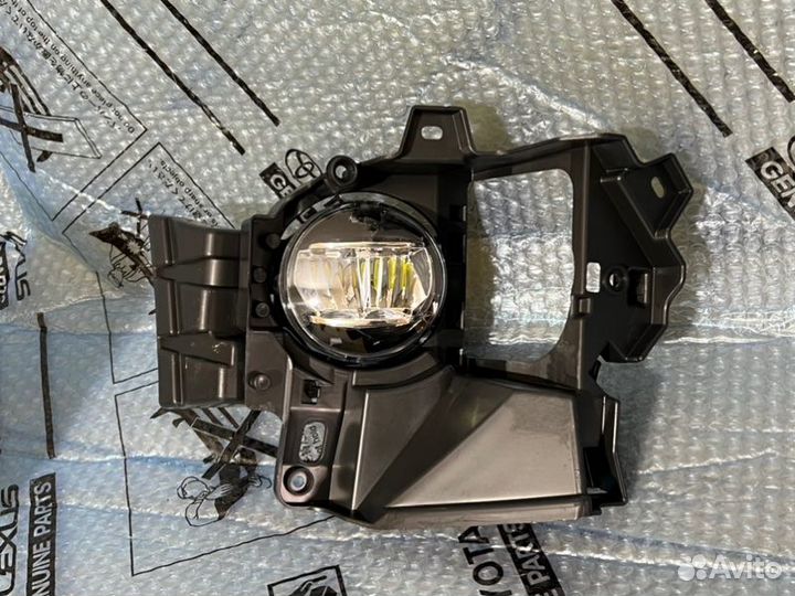 Кронштейн противотуманной фары правый Lexus