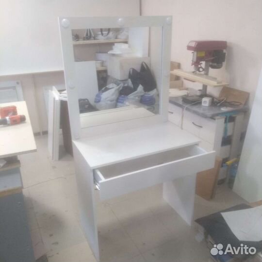 Туалетный столик с зеркалом и подсветкой