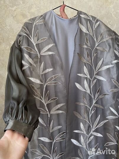 Платье с накидкой