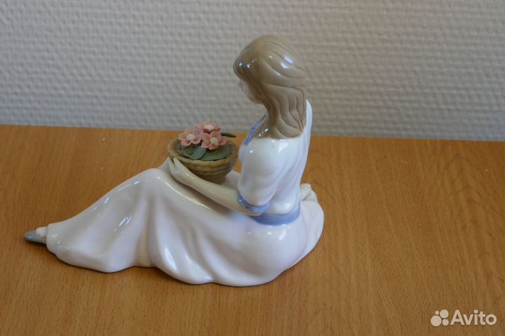 Фарфоровая статуэтка Девушка с цветами 13,5 см