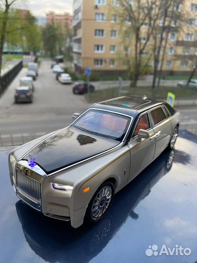 Модель автомобиля Rolls-Royce Phantom 25 см