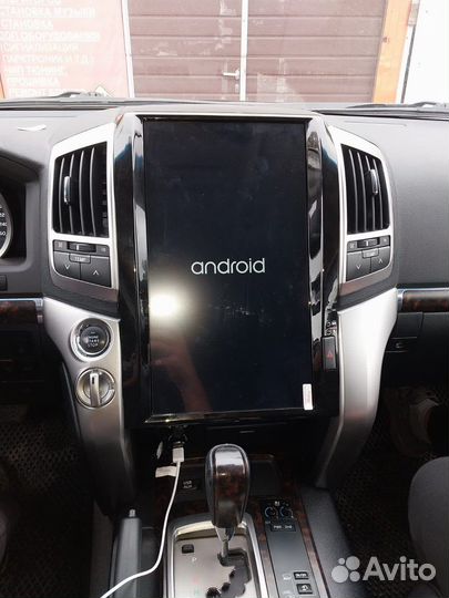 Штатная магнитола в стиле Tesla Toyota LC200