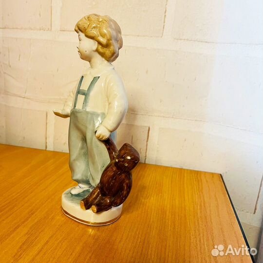Статуэтка мальчик с мишкой лфз