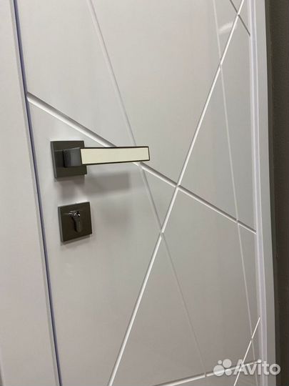 Межкомнатная дверь белая новая