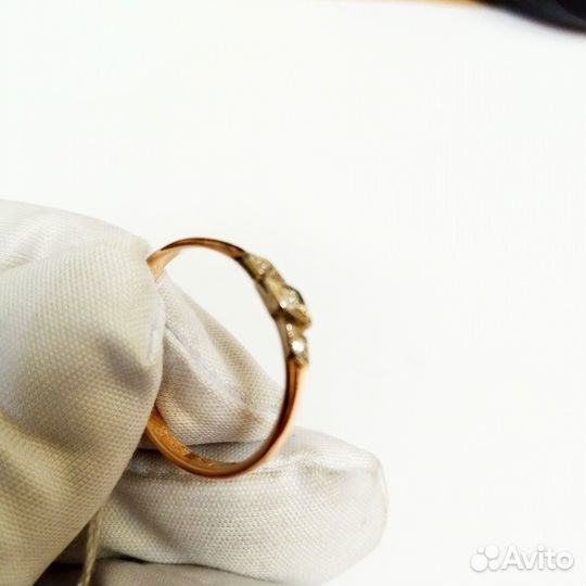 Кольцо с природным камнем Золото