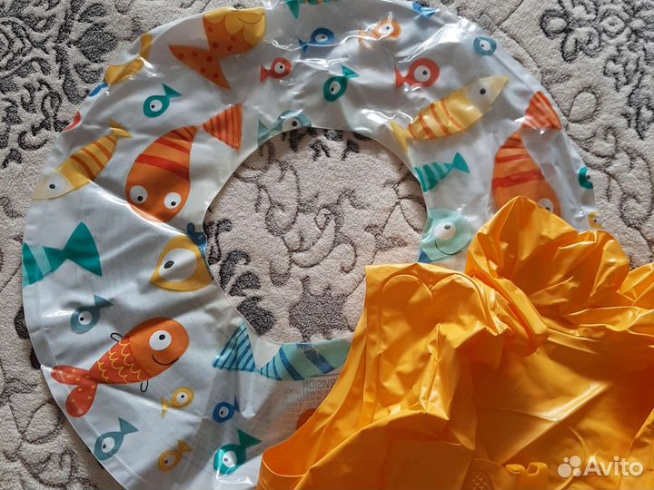 Жилет и круг плавательный