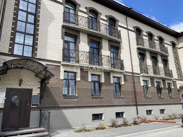 4-к. квартира, 119,8 м², 1/3 эт.