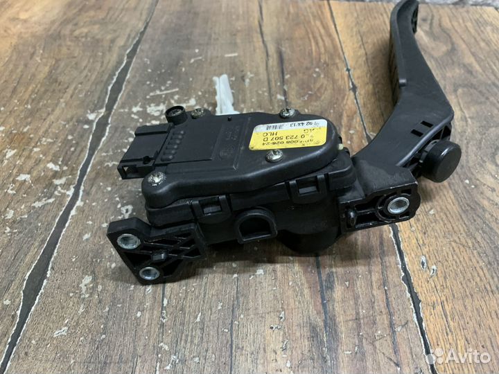 VW Touareg NF Педаль газа