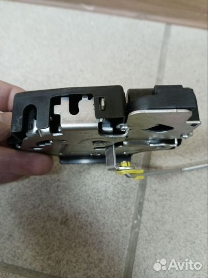 Замок багажника toyota corolla 150