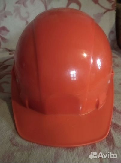 Каски,каскетки, плащи и жилеты