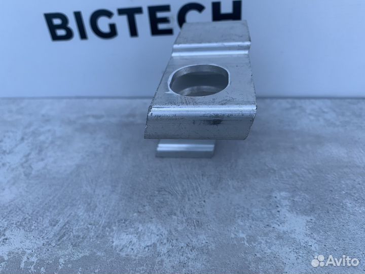 Кронштейн радиатора правый Mercedes A2135010720