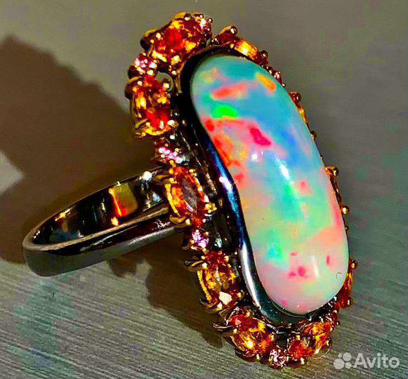 Кольцо с крупным натуральным Опалом и Сапфирами