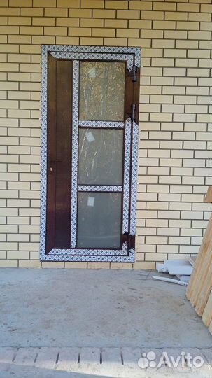 Дверь алюминиевая со стеклом