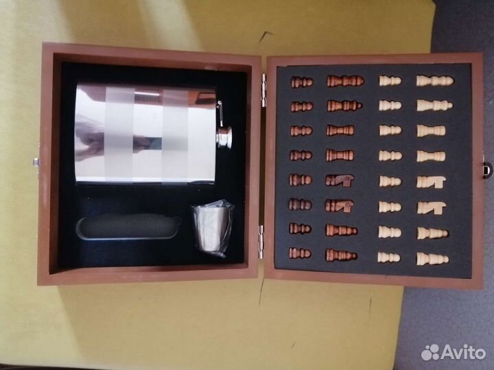 Подарочный набор с флягой и шахматы