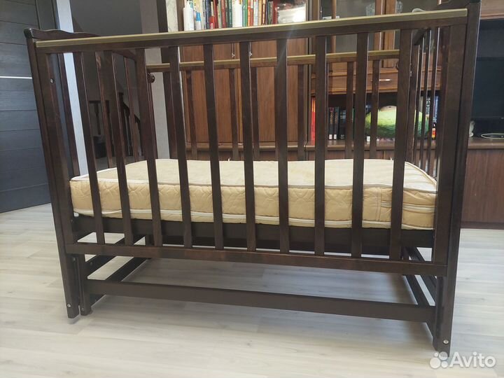 Детская кроватка с продольным маятником
