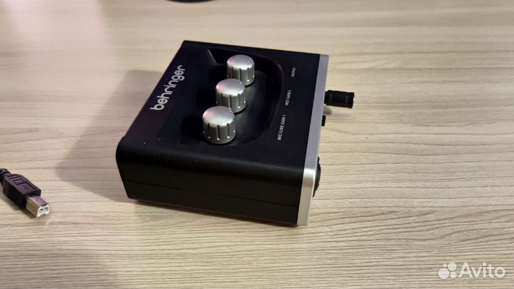 Внешняя звуковая карта behringer u-phoria um2