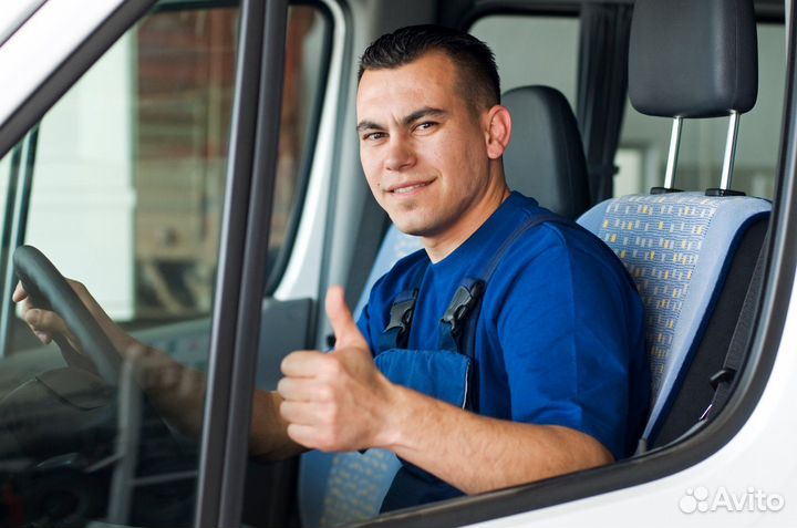Водитель экспедитор со своим грузовым автомобилем