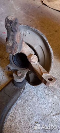 Поворотный кулак Mitsubishi Carisma