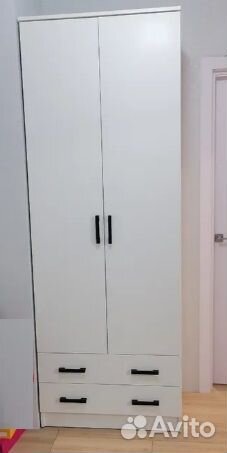 Распашной белый шкаф
