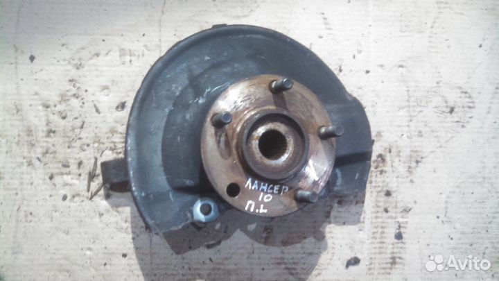 Кулак поворотный левый Митсубиcи Лансер 10