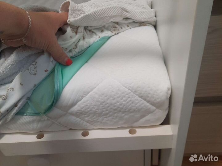 Детская кроватка с маятником