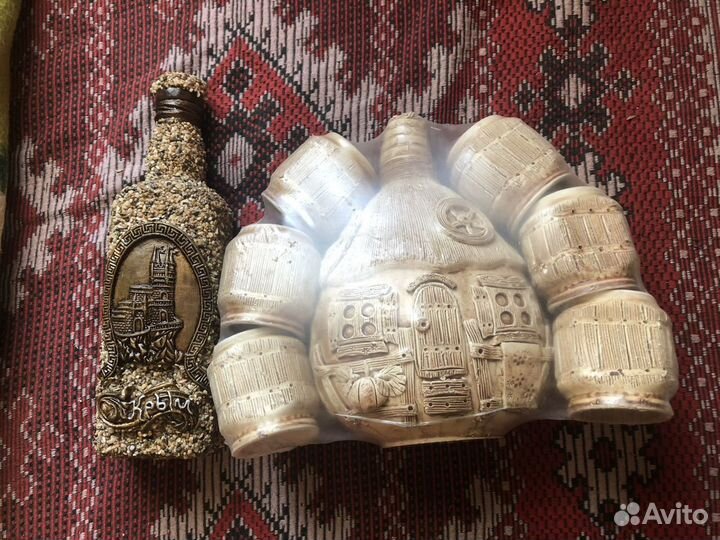 Бутылка подарочная и чашки