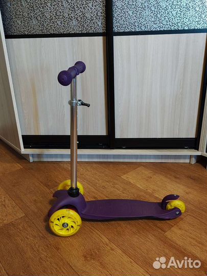 Самокат детский, колесики при движении светятся