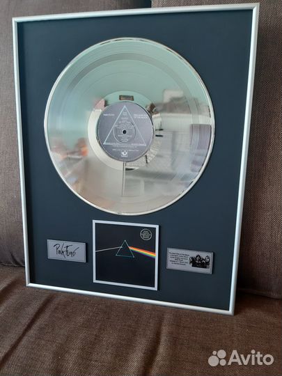 Золотой винил в рамке. Пластинка, платиновый диск