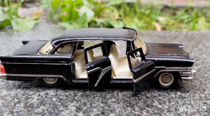 Модель автомобиль Чайка газ 13