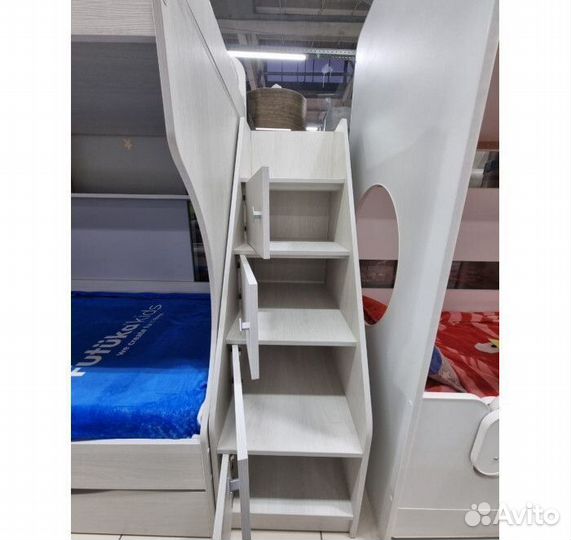 Детская двухярусная кровать