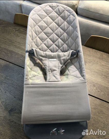 Шезлонг babybjorn с игрушкой