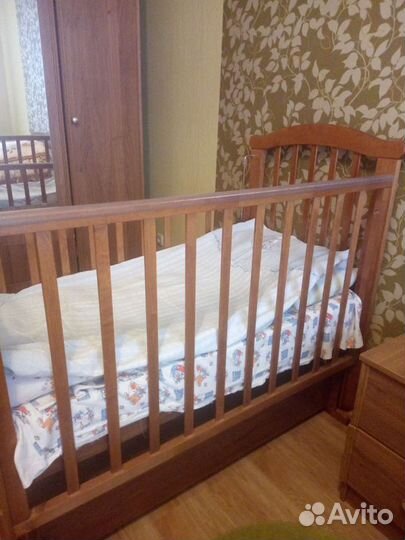 Детская кроватка с поперечным маятником