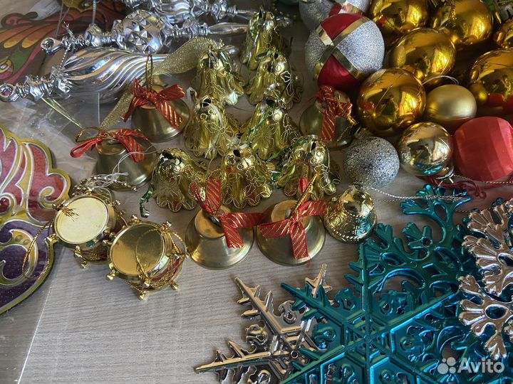 Ёлочные игрушки и мишура