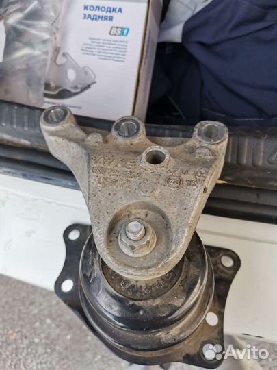 Подушка двигателя