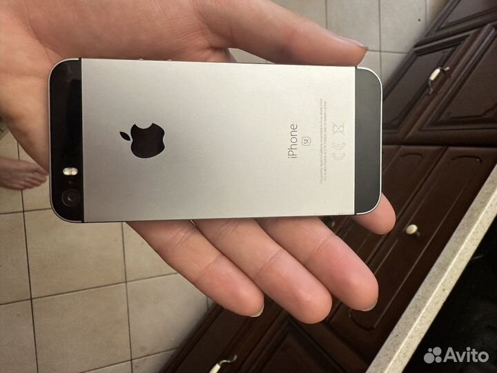 iPhone SE, 32 ГБ