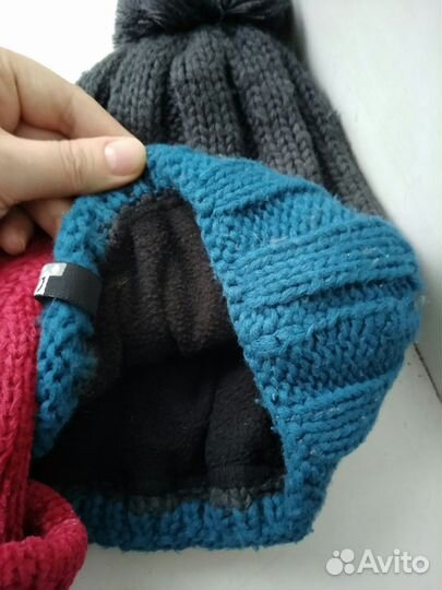 Две шапочки красная велюровая и вязаная с помпоном