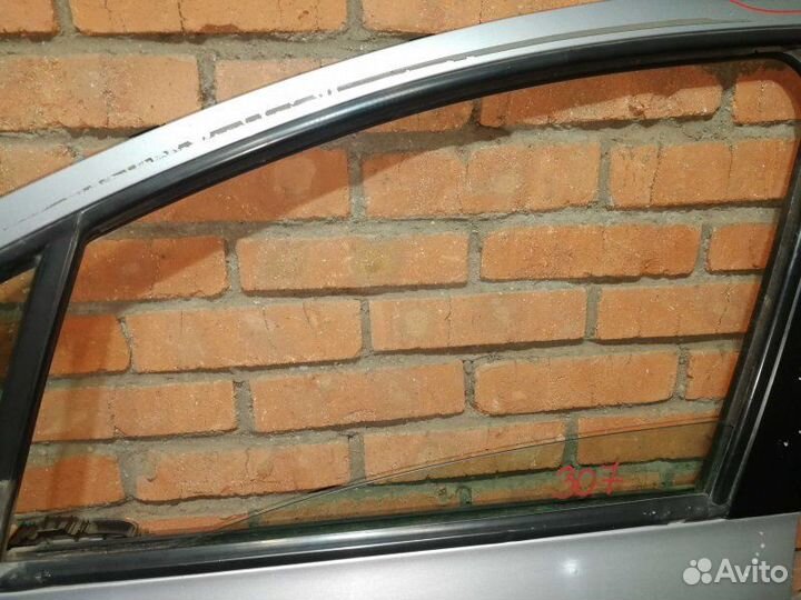Стекло переднее Peugeot 307