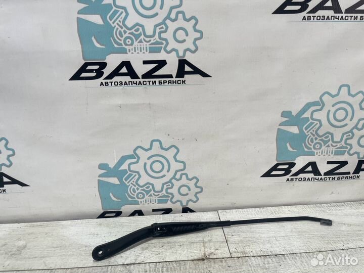 Поводок стеклоочистителя левый Renault Sandero