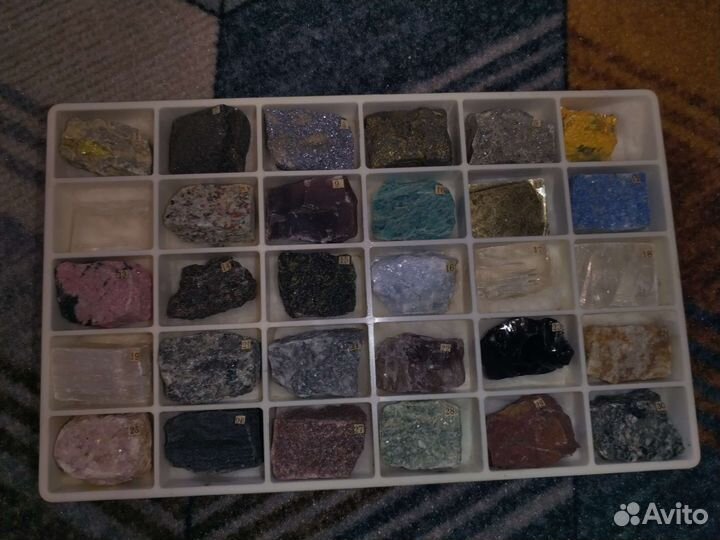 Коллекция из 30 образцов минералов и пород