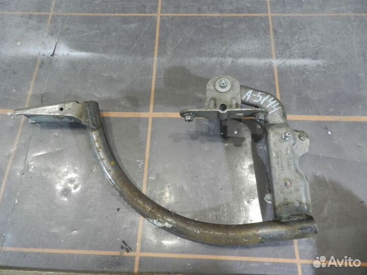 Петля крышки багажника левая/правая - Ford Focus