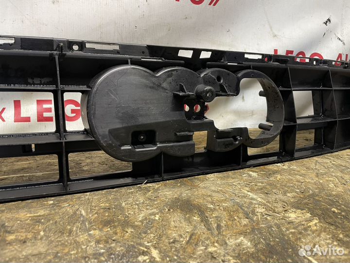 Audi A6 C8 Кронштейн решётки радиатора