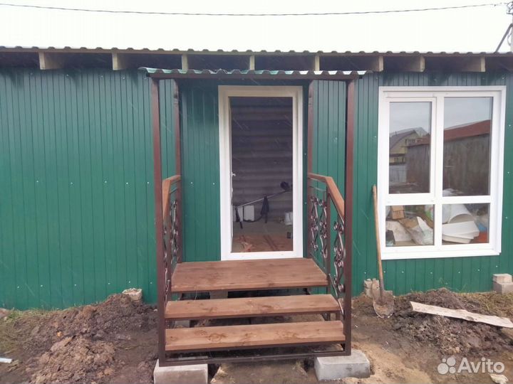 Козырек над крыльцом