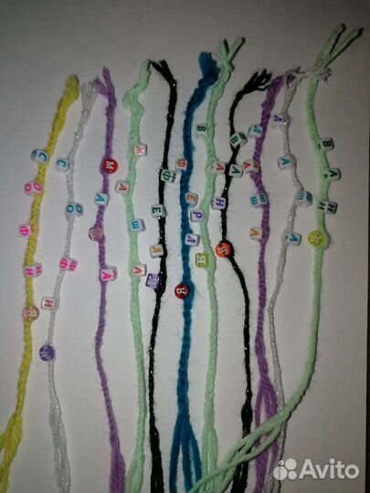 Браслет нить на запястье