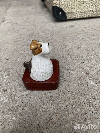 Фарфоровая статуэтка собачка