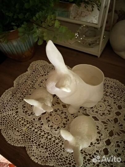 Продаю стекл. этажерку и набор зайцев (3 шт.)