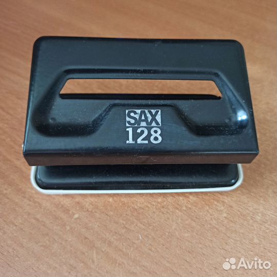 Дырокол SAX128