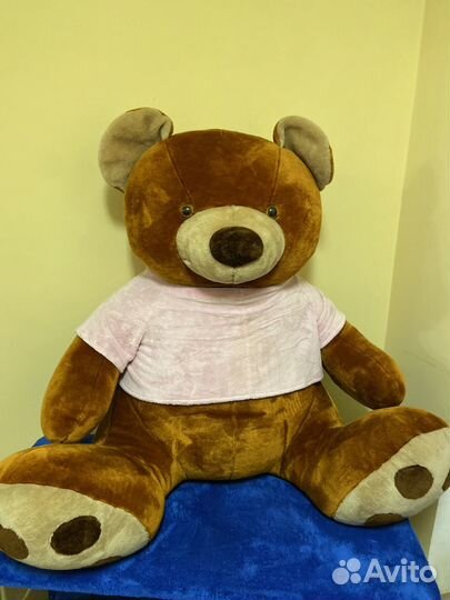 Большой плюшевый медведь